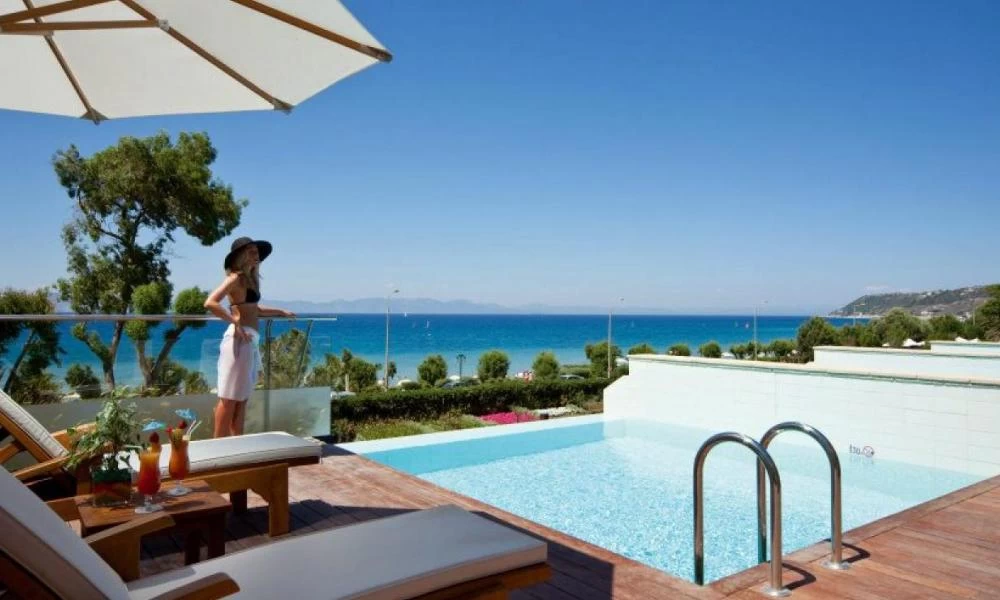 Ξενοδοχεία: Υπαίθριο check-in, φαγητό και βουτιές με σειρά